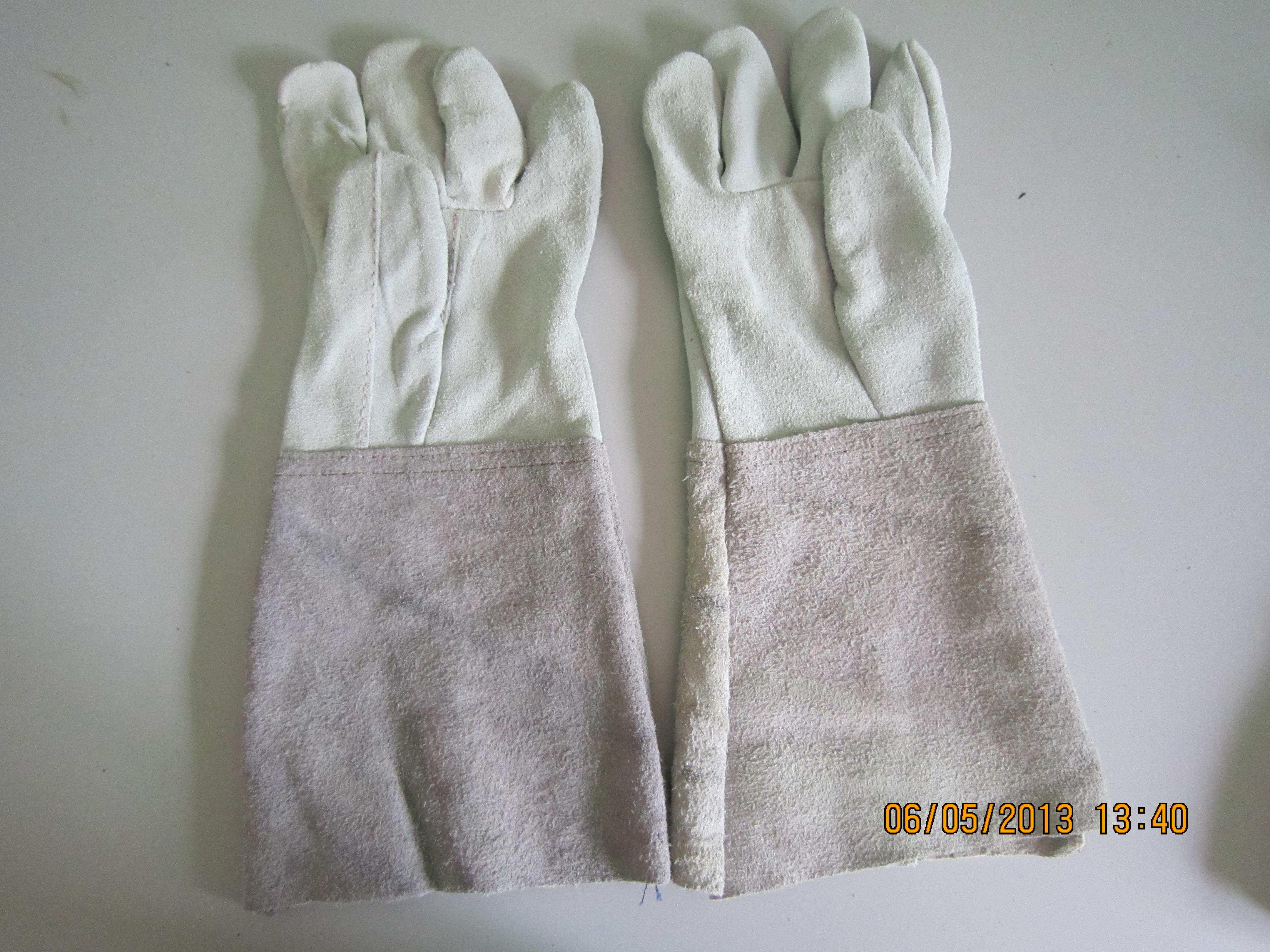 Long-sleeved leather gloves